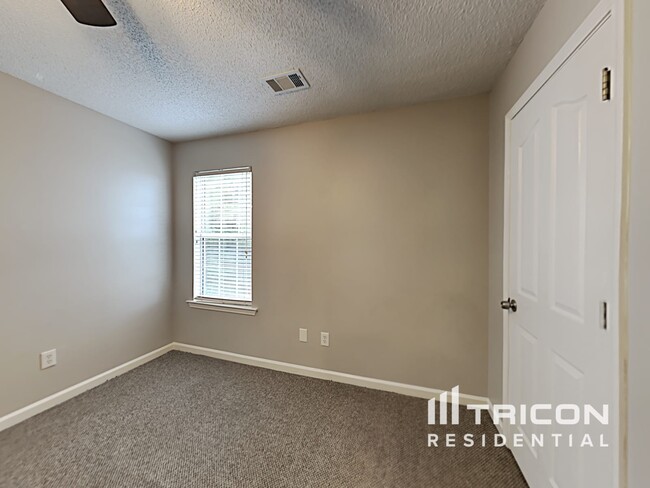 Building Photo - 404 Gresham Dr