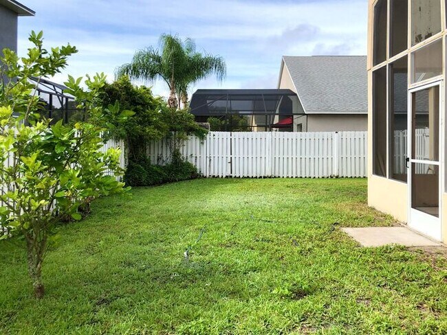 Building Photo - Lovely 3/2 Spacious Home and a 2 Car Garag...