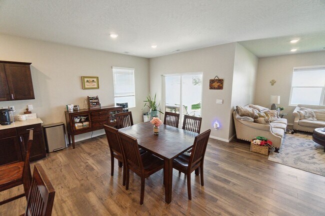 Building Photo - 4 Bed 2 Bath Single Family Home in Cheney!!