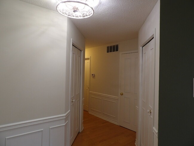 Building Photo - 6095 Courtly Alcove