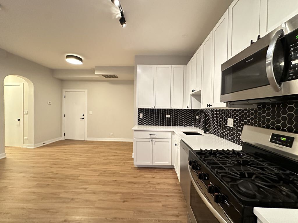 Building Photo - 659 W Wrightwood Ave