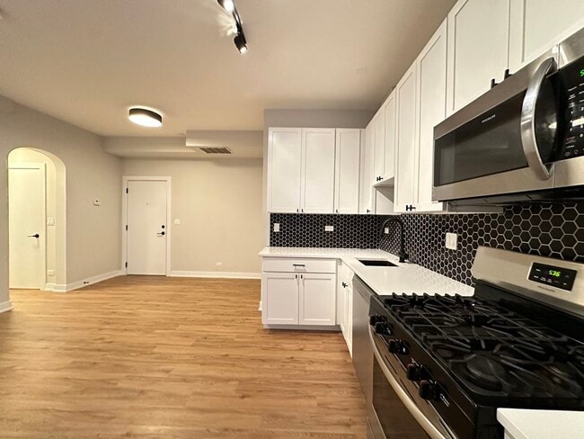 Building Photo - 661 W Wrightwood Ave