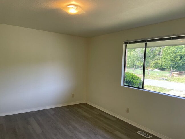 Building Photo - Spacious Admirals Cove Home with Recent Up...
