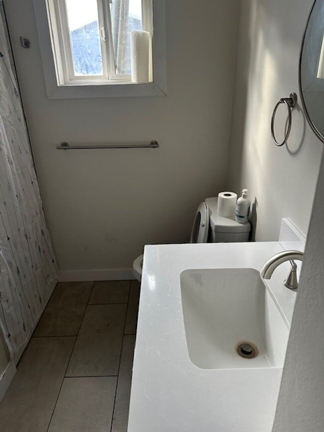 Building Photo - Newly remodeled Large Split entry home on North
