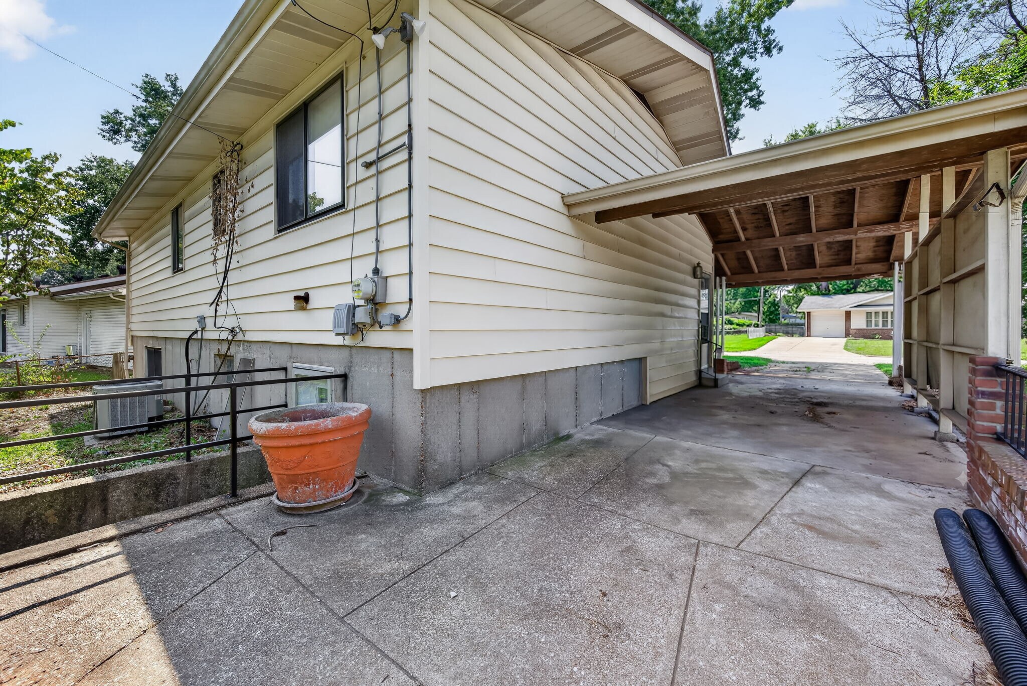 Building Photo - 1675 Central Pky