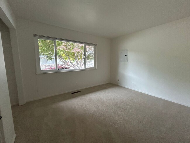 Building Photo - 7588 Oak Leaf Dr