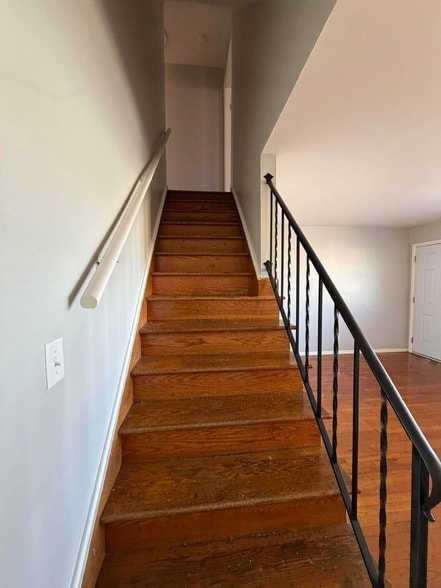 Building Photo - 1975 Dunbar Dr