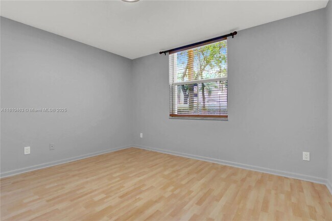 Building Photo - 609 E Sheridan St