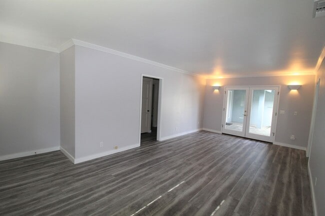 Building Photo - Quaint Home in Desirable Midtown Neighborhood!