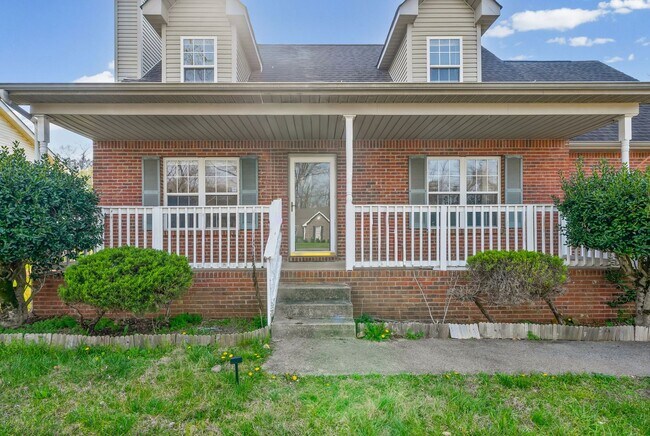 Building Photo - LARGE FENCED IN YARD!!!
