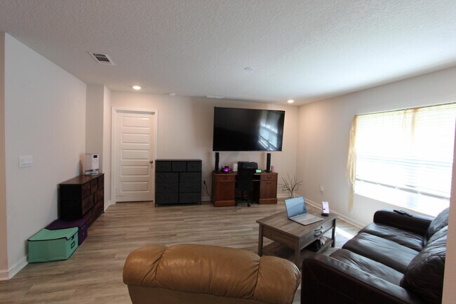 Building Photo - 5372 Wyndell Cir