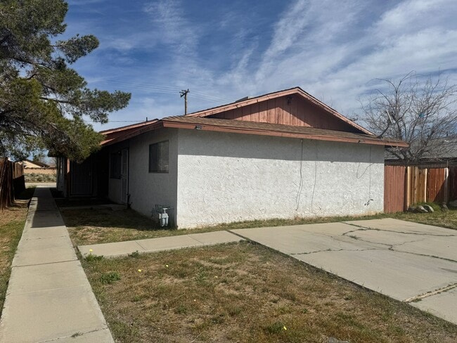 Building Photo - COM736