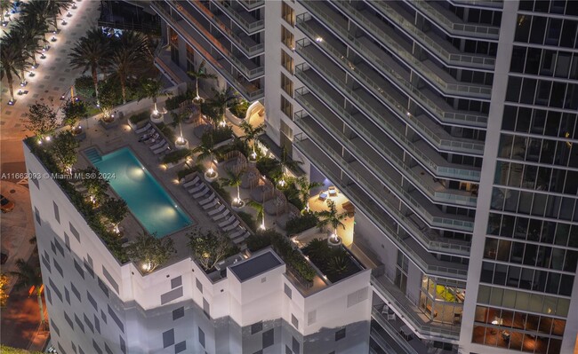 Building Photo - 1300 Brickell Bay Dr