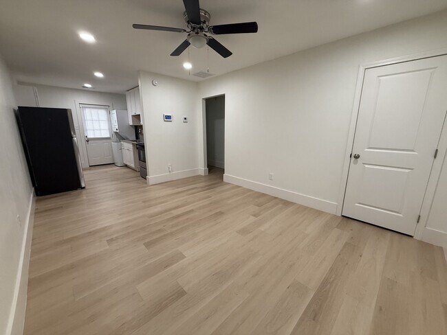 Building Photo - 940 N Hollywood St