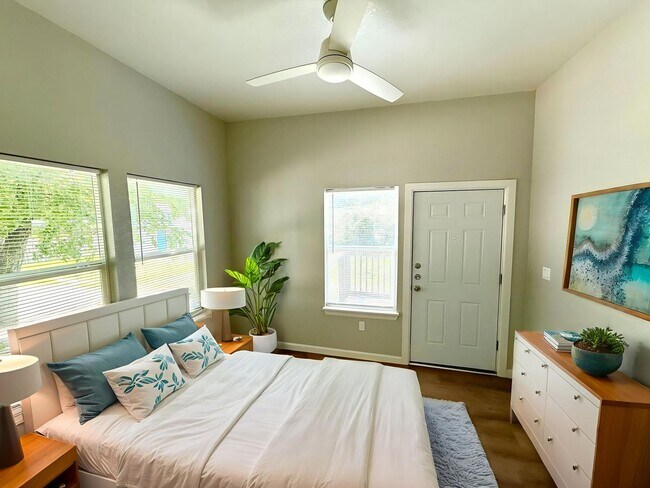 Building Photo - 2422 W Commerce St