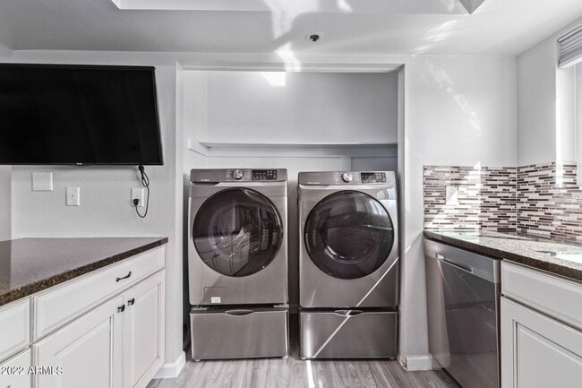 Building Photo - Charming 2 Bed 2 Bath Townhome near Downto...