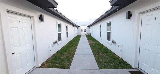 Building Photo - 15 Selena St