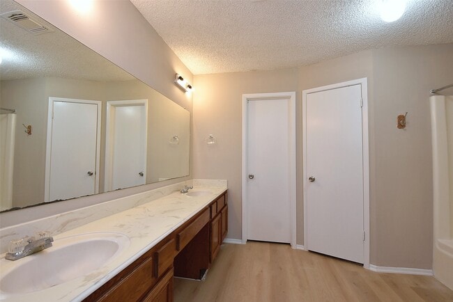 Building Photo - 17906 Glenpatti Dr