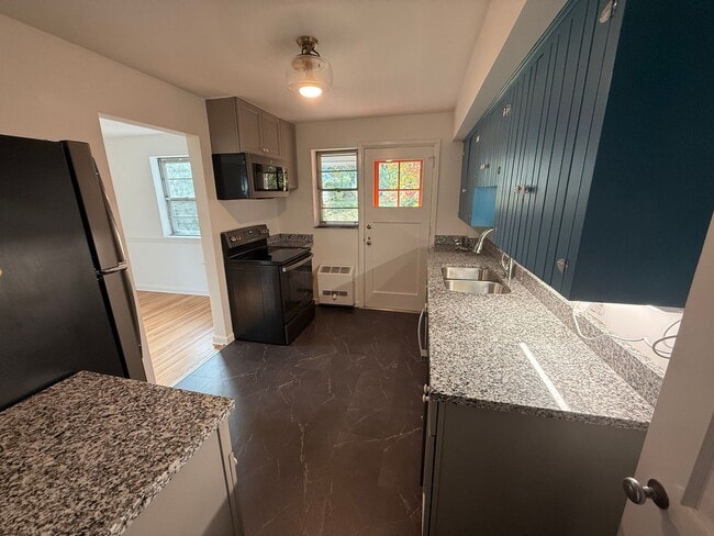 Building Photo - Charming Duplex Near Downtown State Colleg...