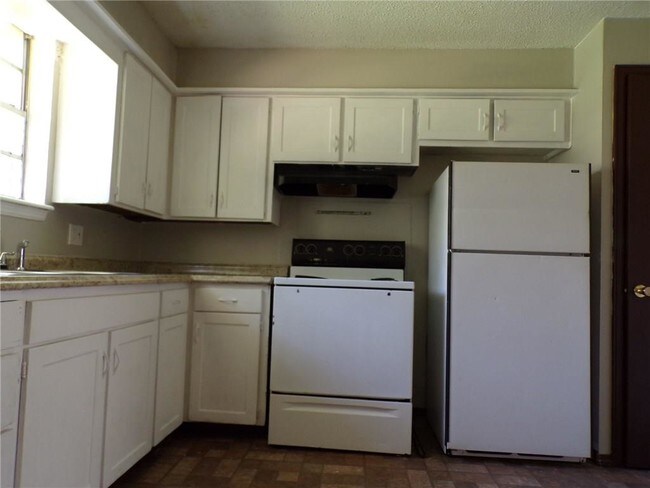 Building Photo - 3061 Overland Dr