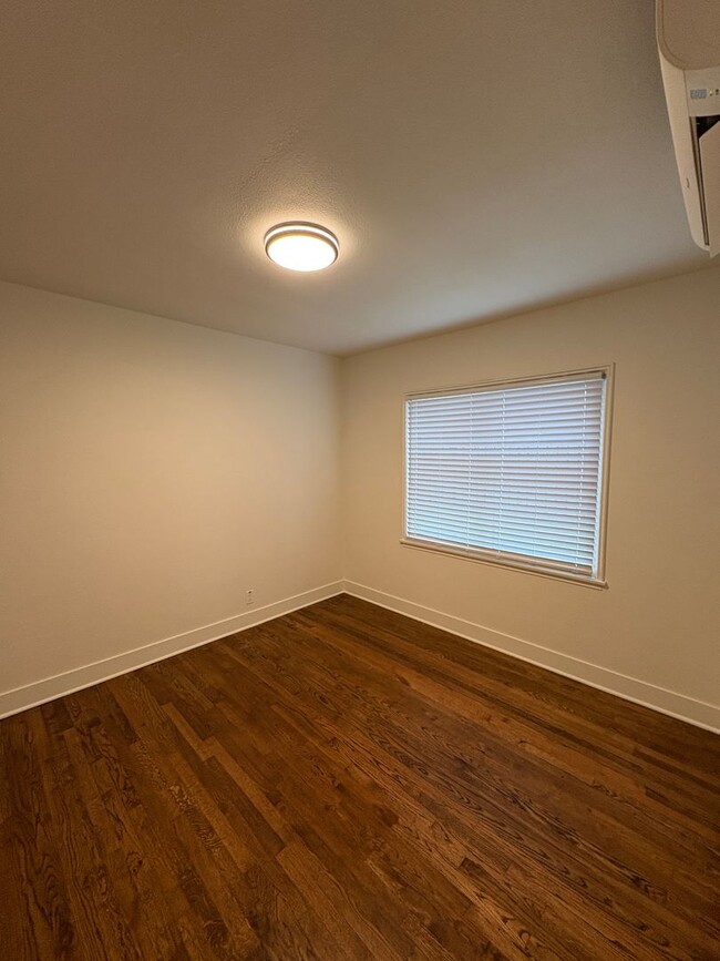 Building Photo - Ballard Beauty, 2 bed 2 bath Remodel with two entrances.