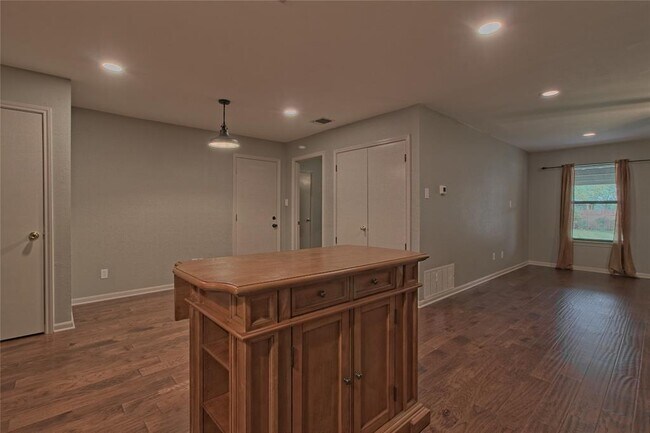 Building Photo - 1102 Fowzer St