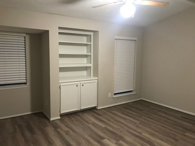 Building Photo - Newly Remodeled Condo!