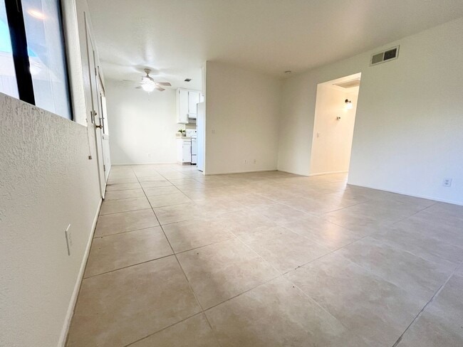 Building Photo - AVAILABLE NOW! BEAUTIFUL 3 Bed 2 Bath COND...