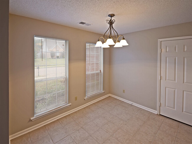 Building Photo - 3 bed, 2 bath near Macon and Houston Levee