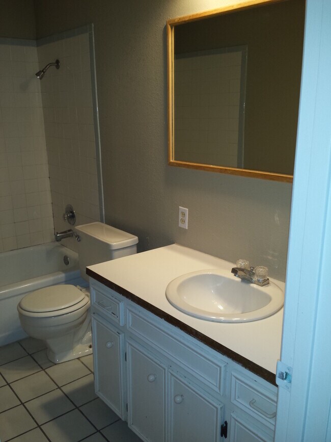 Building Photo - Great Centrally Located Property,Tech, Med...