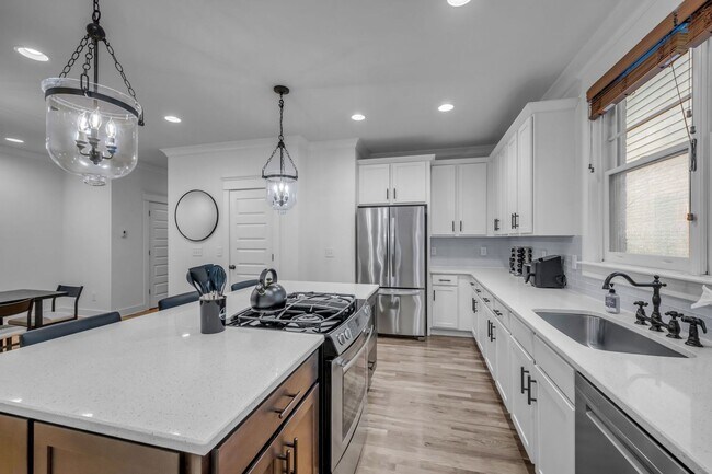 Building Photo - 3-bedroom, 2.5-bath rental home located in Nashville’s vibrant, 12 South!