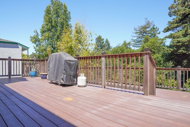 Building Photo - Stunning 4 Bedroom Home In Sought After Pi...