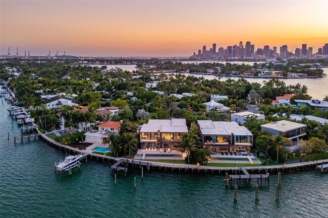 Building Photo - 825 E Dilido Dr