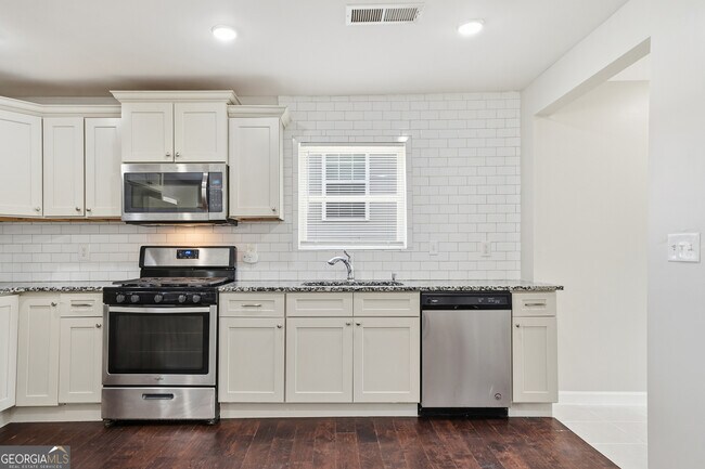 Building Photo - 250 Maple St