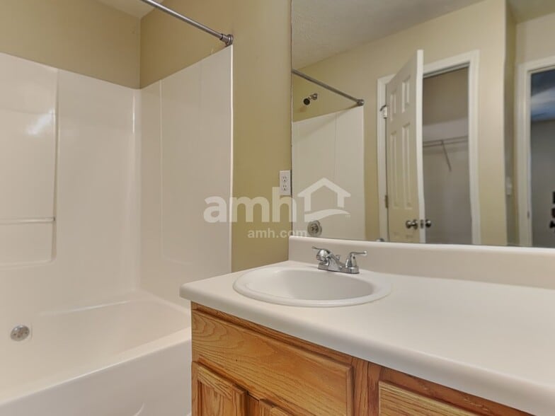 Building Photo - 705 St Charles Ave