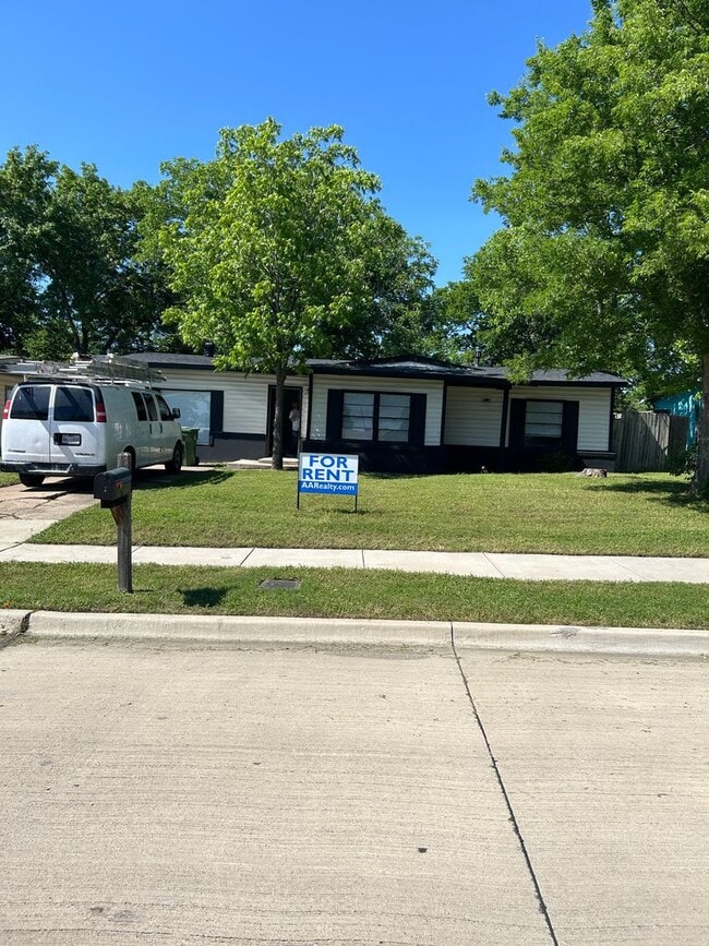 2 bed 1 bath house for rent 805 Biggs Terrace Arlington TX 76010