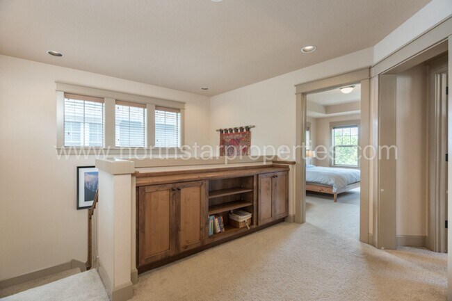 Building Photo - Charming SE Portland Craftsman