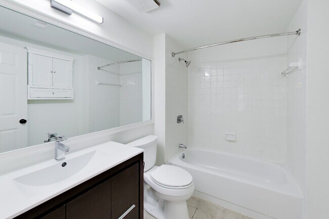 Building Photo - Bright 16th St Condo + Parking