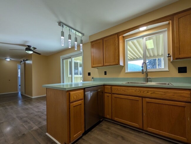 Building Photo - Great 4bed/1.5 bath home with bonus space and additonal storage