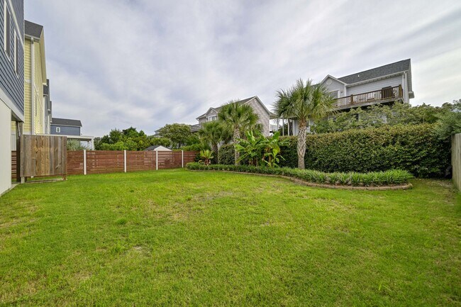 Building Photo - PET FRIENDLY FURNISHED OFF-SEASON RENTAL AVAILABLE STARTING EARLY SEPT