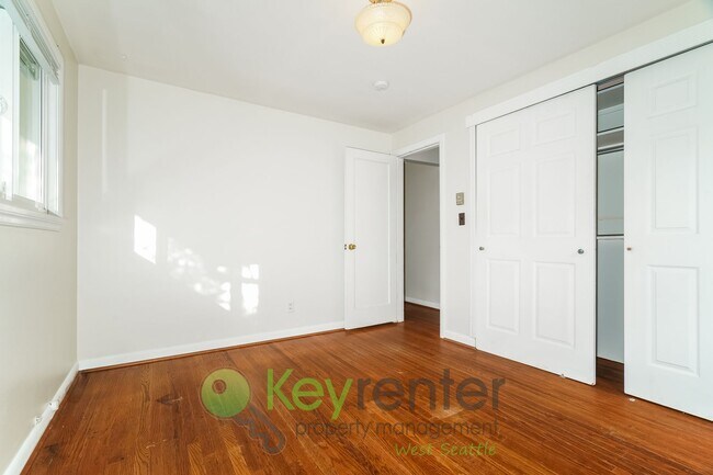 Building Photo - Stylish Three Bedroom Retreat with fully fenced yard and storage!