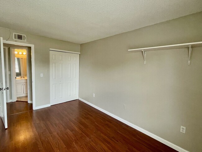 Building Photo - Charming 3-Bedroom, 2.5-Bath Townhome in Village Square Condominiums