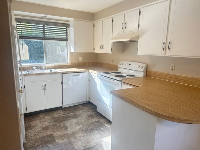 Building Photo - MCQ908