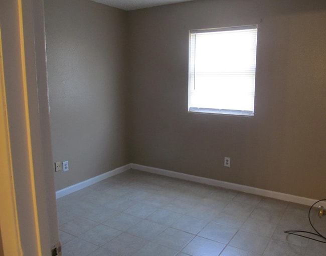 Building Photo - 208 Rosa Blvd