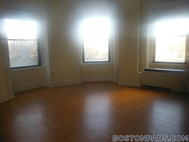 Building Photo - 62 Boylston St