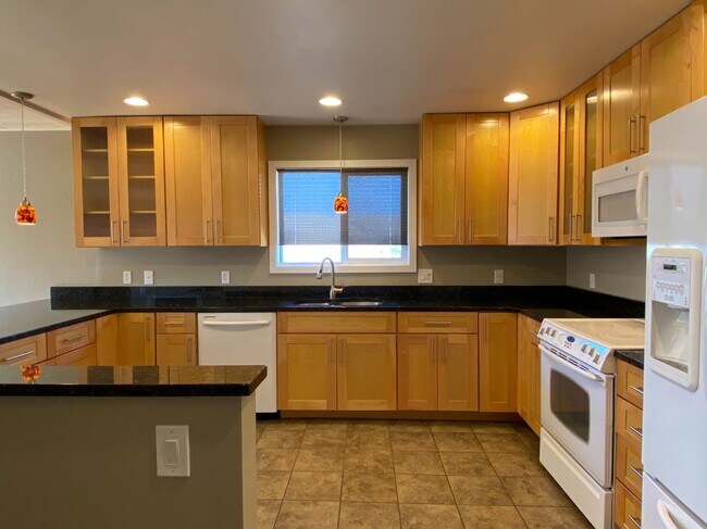 Building Photo - Home With Amazing River Views!