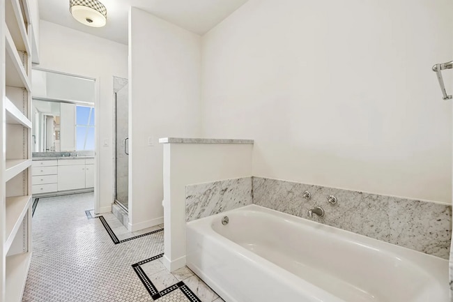 Building Photo - 2470 Broadway