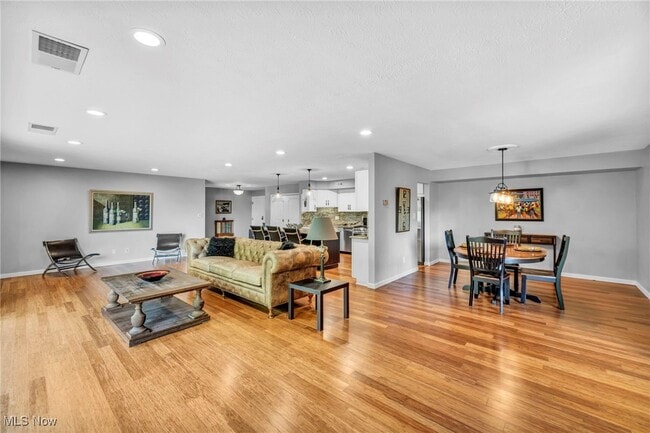 Building Photo - 2202 Acacia Park Dr