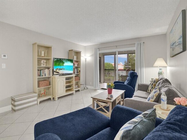 Building Photo - 2208 S Cypress Bend Dr