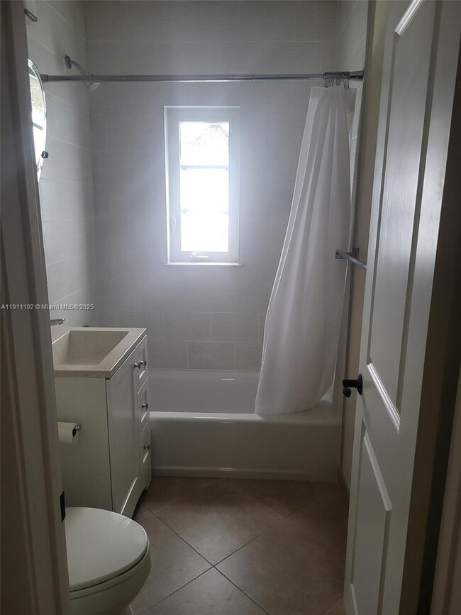 Building Photo - 215 Sidonia Ave